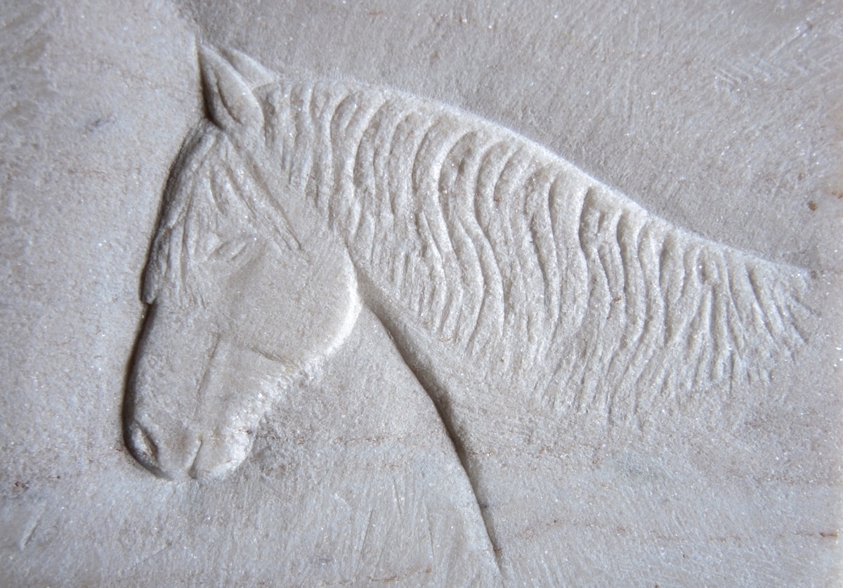 Sandgestrahltes in Kombination mit Steinmetzarbeit