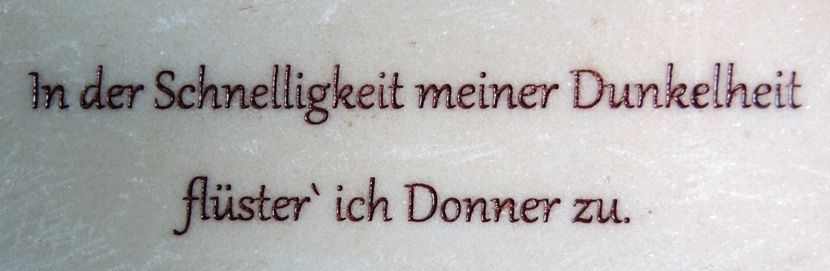 Sandgestrahltes in Kombination mit Steinmetzarbeit